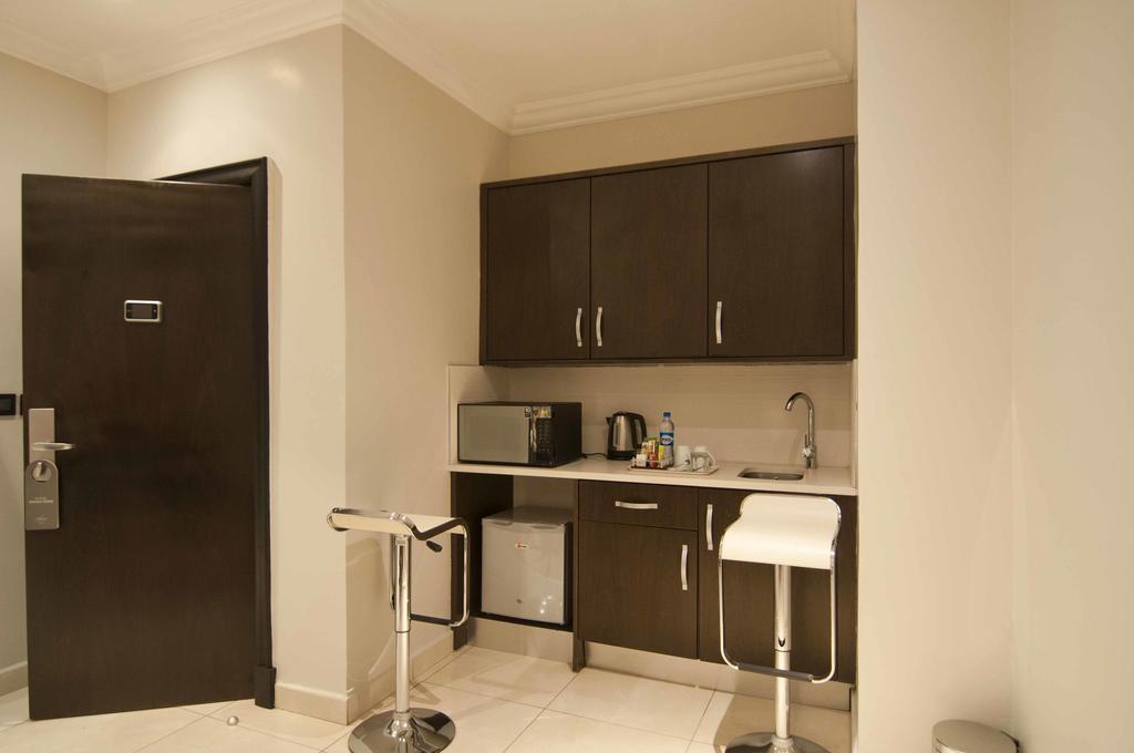 L'Eola Suites Abuja Szoba fotó